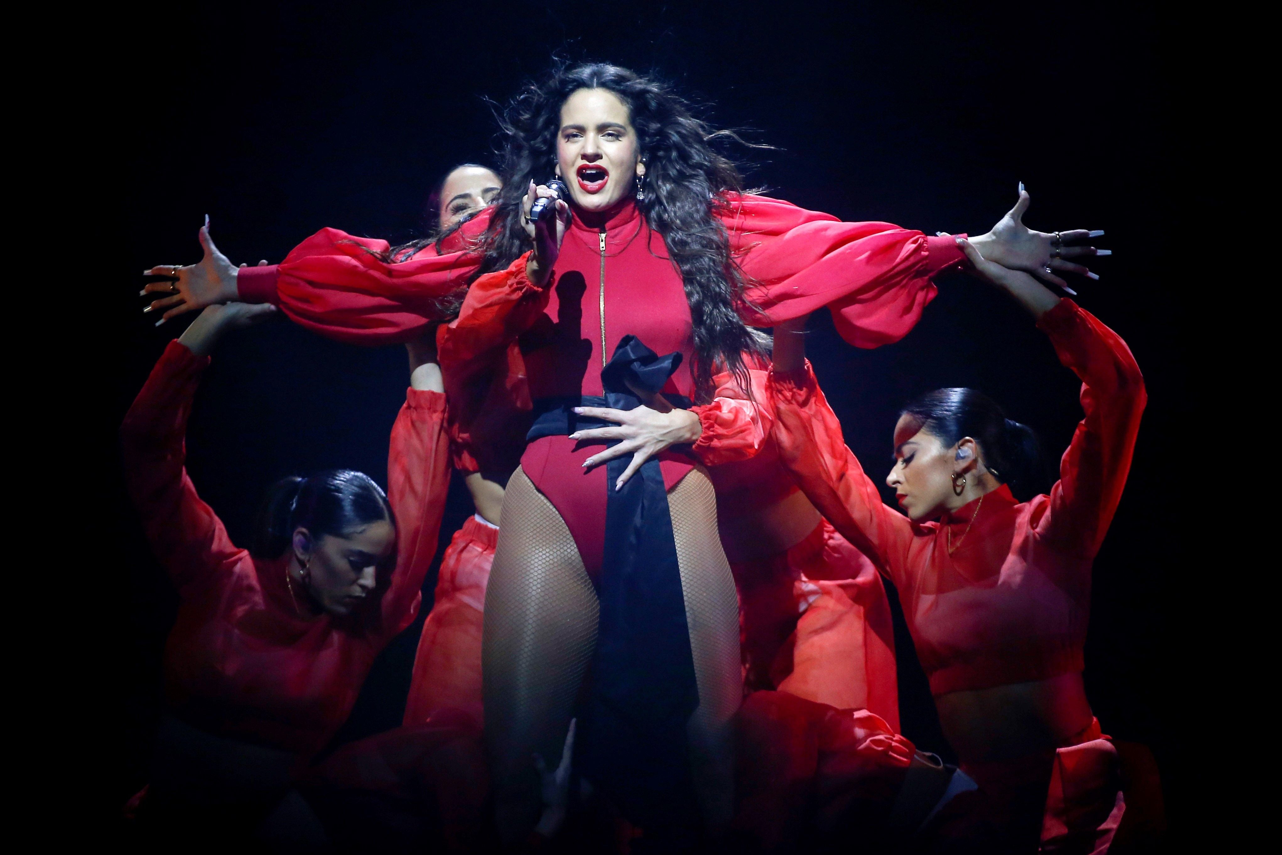 Rosalía, este sábado en su concierto en el Palau Sant Jordi de Barcelona.