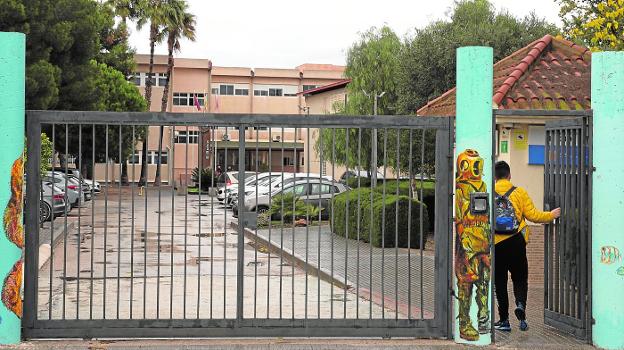 Un alumno entra por la puerta principal al instituto de El Bohío, en una fotografía de la semana pasada. 