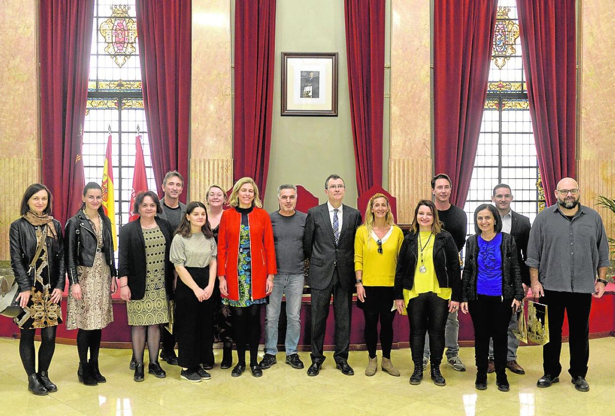 Los alumnos, este lunes, en el Ayuntamiento de Murcia.