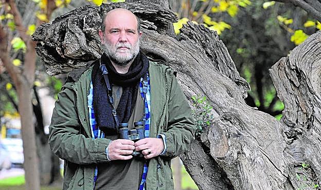 Ángel Guardiola con unos prismáticos para observar aves. 