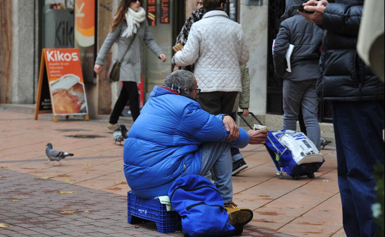 Un hombre pide en la calle, en Murcia, en una foto de archivo.