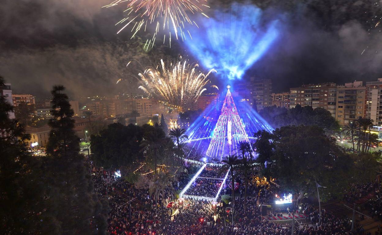 Encendido del árbol de Navidad de la Redonda de Murcia.