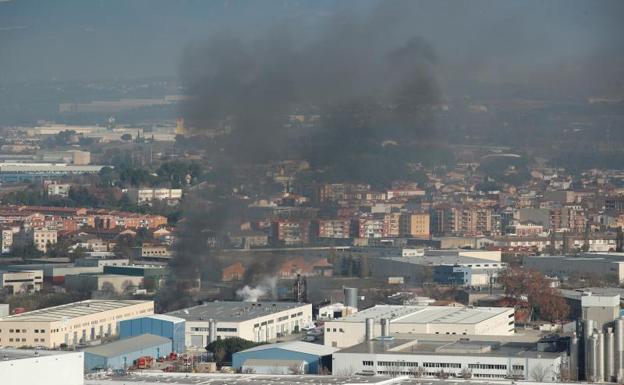 Imagen del humo provocado por el incendio. 