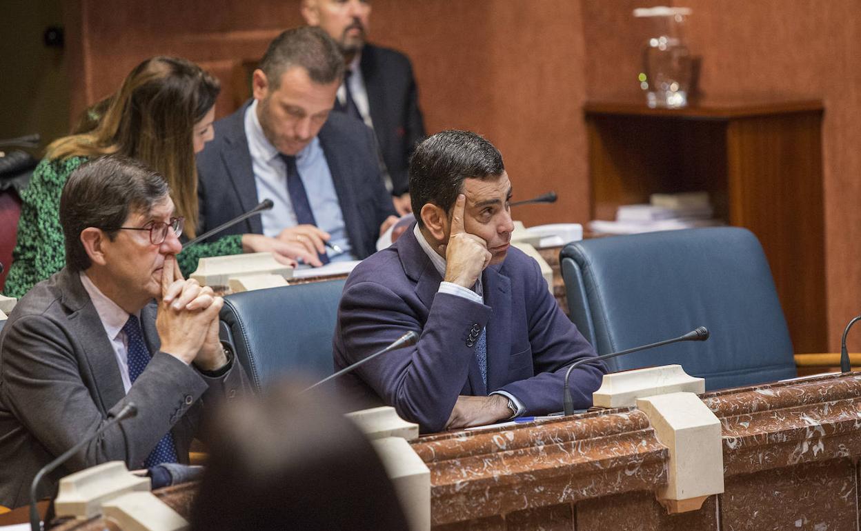 El consejero Díez de Revenga, a la derecha, en primera fila, atento al debate.