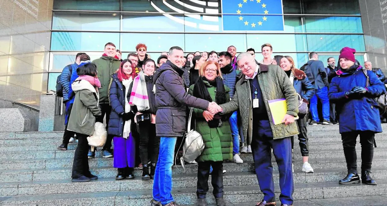 Alumnos y profesores con el diputado Leopoldo López, frente al Parlamento Europeo. F. T.