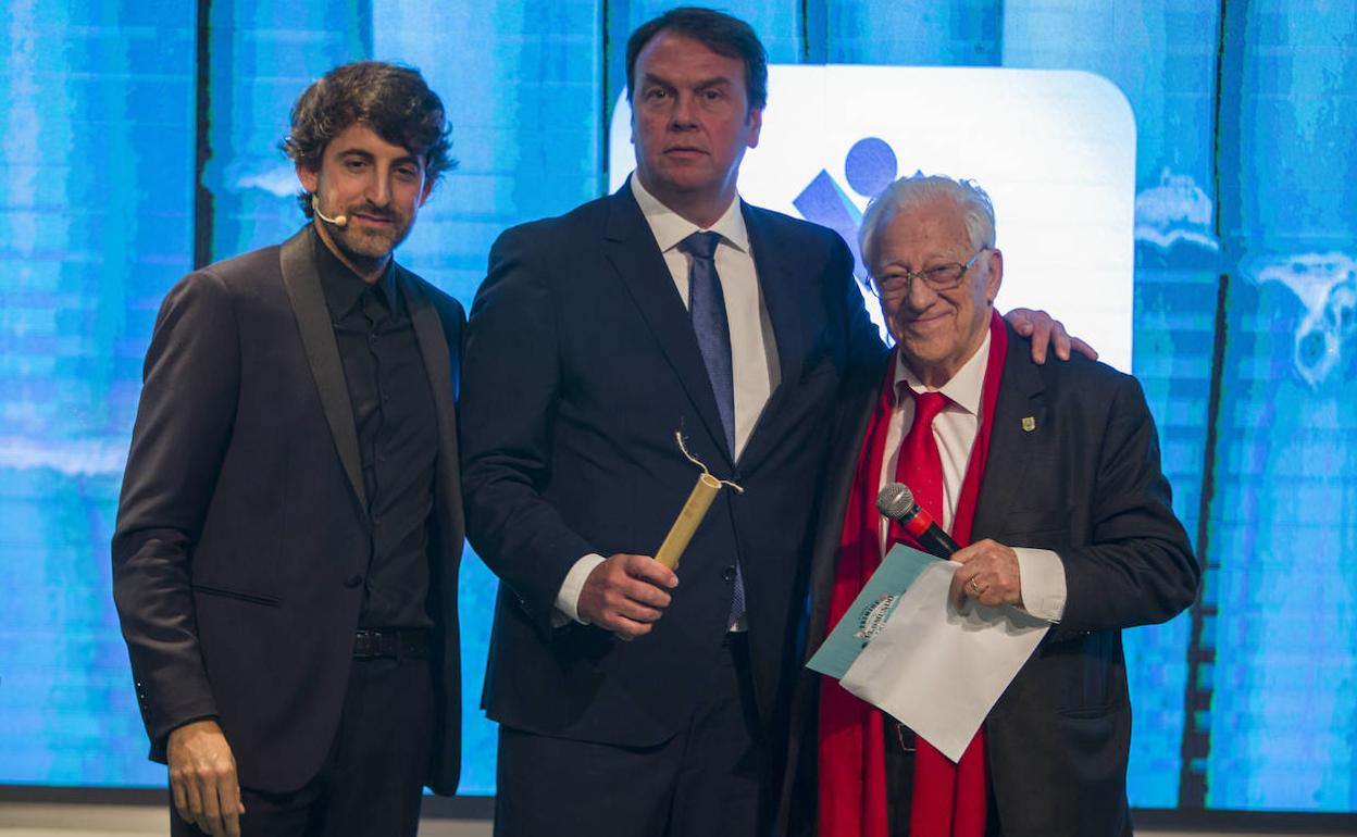 El secretario de la Fundación de Trabajadores de ElPozo Alimentación, Maximiliano Serret, recibe el premio de manos del Padre Ángel.