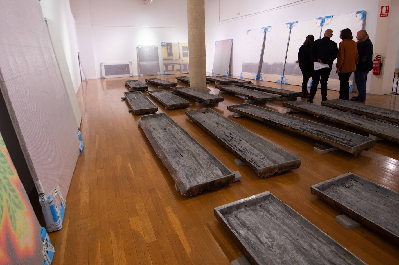 La muestra trae por primera vez a la Región de Murcia una selección de obras de la Colección de Arte Contemporáneo de la Fundación Caja Mediterráneo, que aglutina 213 piezas de los artistas españoles más destacados de la democracia. 