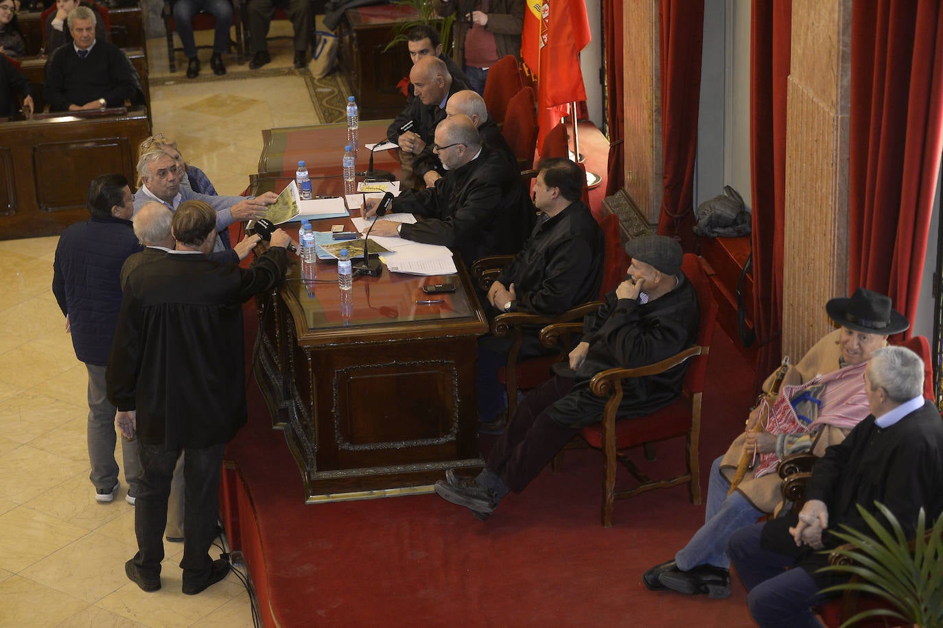 El Consejo de Hombres Buenos celebró ayer en el Salón de Plenos del Ayuntamiento de Murcia una sesión ordinaria.