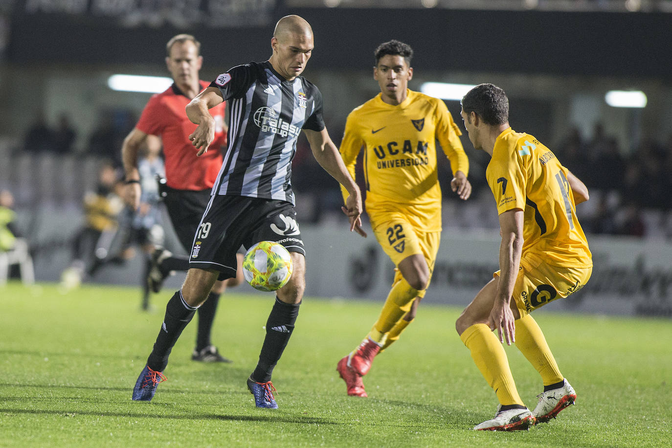 El Cartagena se lleva el partido contra el UCAM Murcia sin demasiada brillantez, pero consigue olvidar su derrota ante el Real Murcia y seguir líder