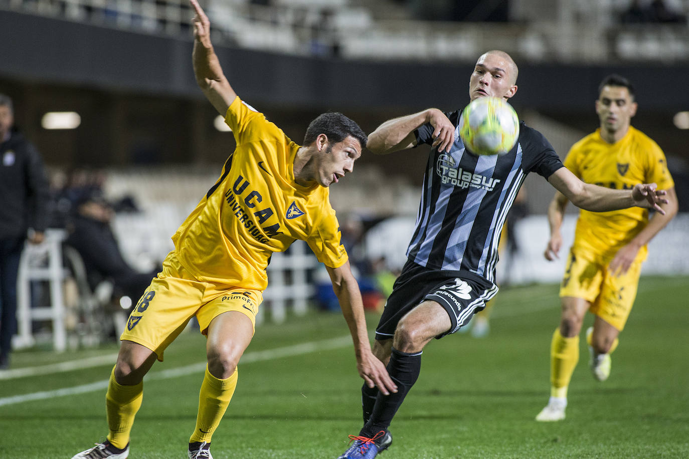 El Cartagena se lleva el partido contra el UCAM Murcia sin demasiada brillantez, pero consigue olvidar su derrota ante el Real Murcia y seguir líder