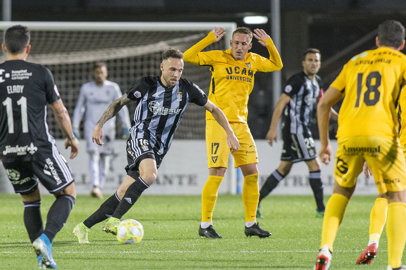 El Cartagena se lleva el partido contra el UCAM Murcia sin demasiada brillantez, pero consigue olvidar su derrota ante el Real Murcia y seguir líder