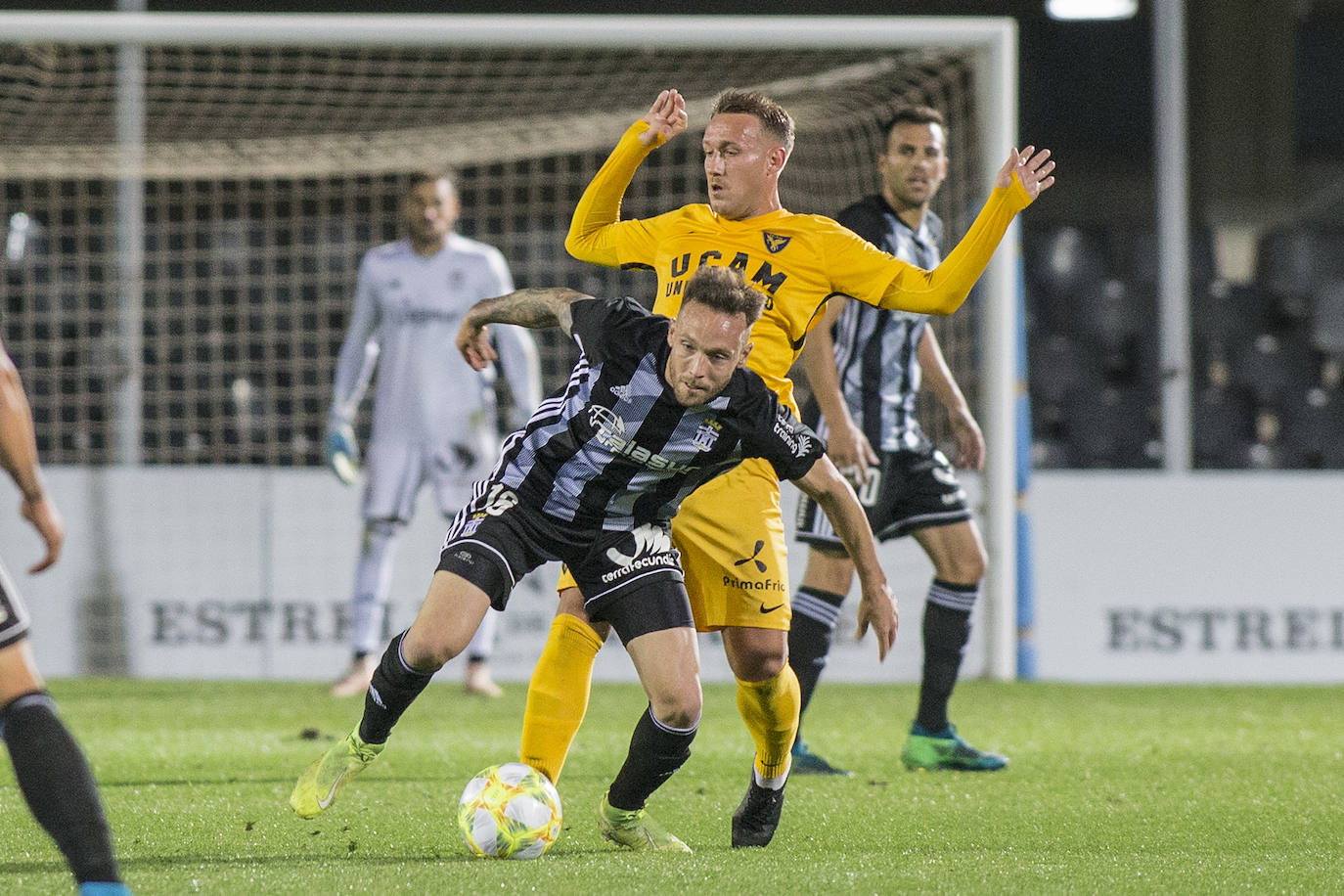 El Cartagena se lleva el partido contra el UCAM Murcia sin demasiada brillantez, pero consigue olvidar su derrota ante el Real Murcia y seguir líder