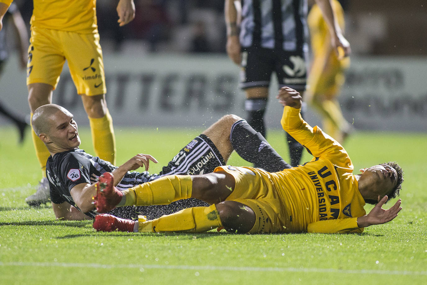 El Cartagena se lleva el partido contra el UCAM Murcia sin demasiada brillantez, pero consigue olvidar su derrota ante el Real Murcia y seguir líder