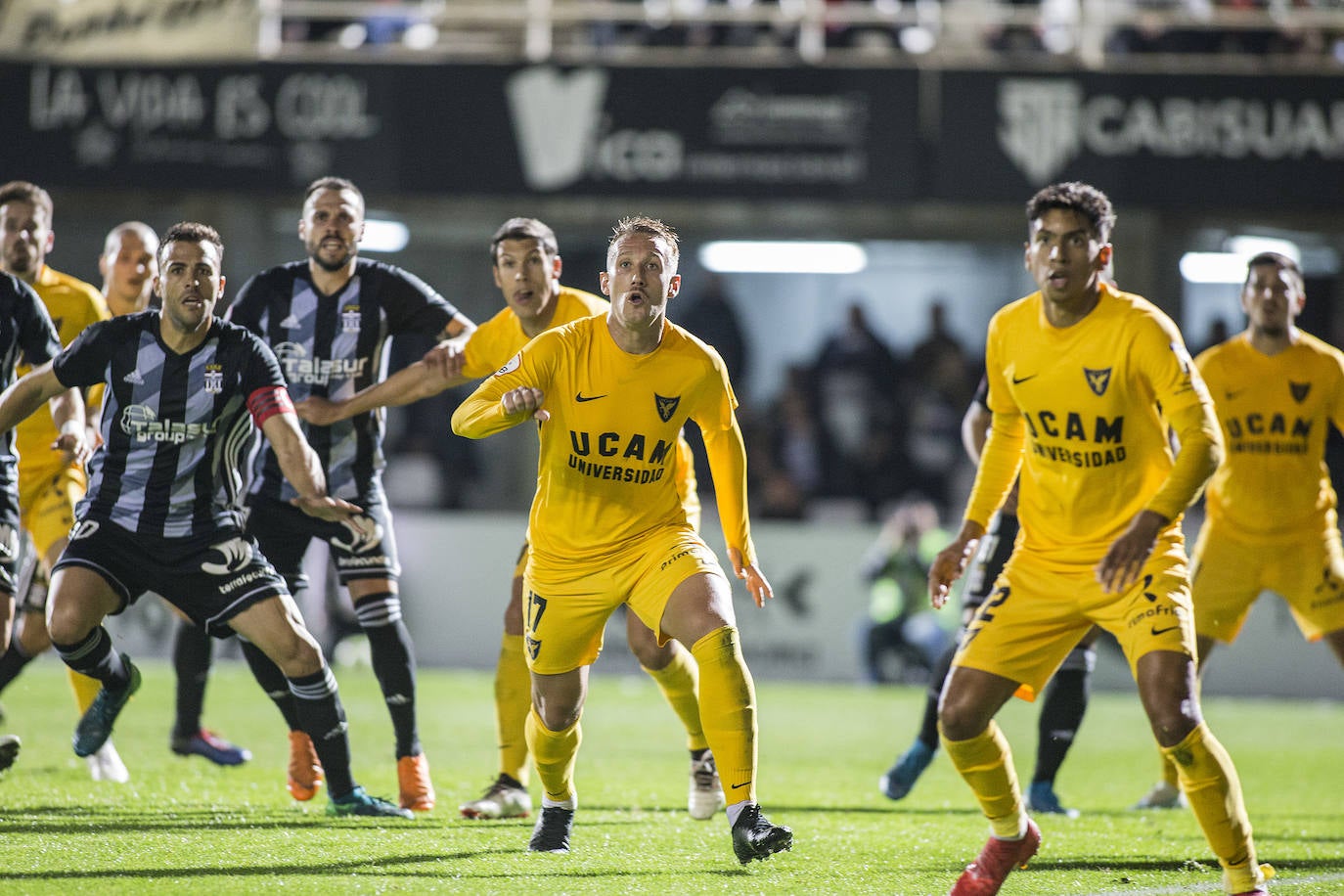 El Cartagena se lleva el partido contra el UCAM Murcia sin demasiada brillantez, pero consigue olvidar su derrota ante el Real Murcia y seguir líder