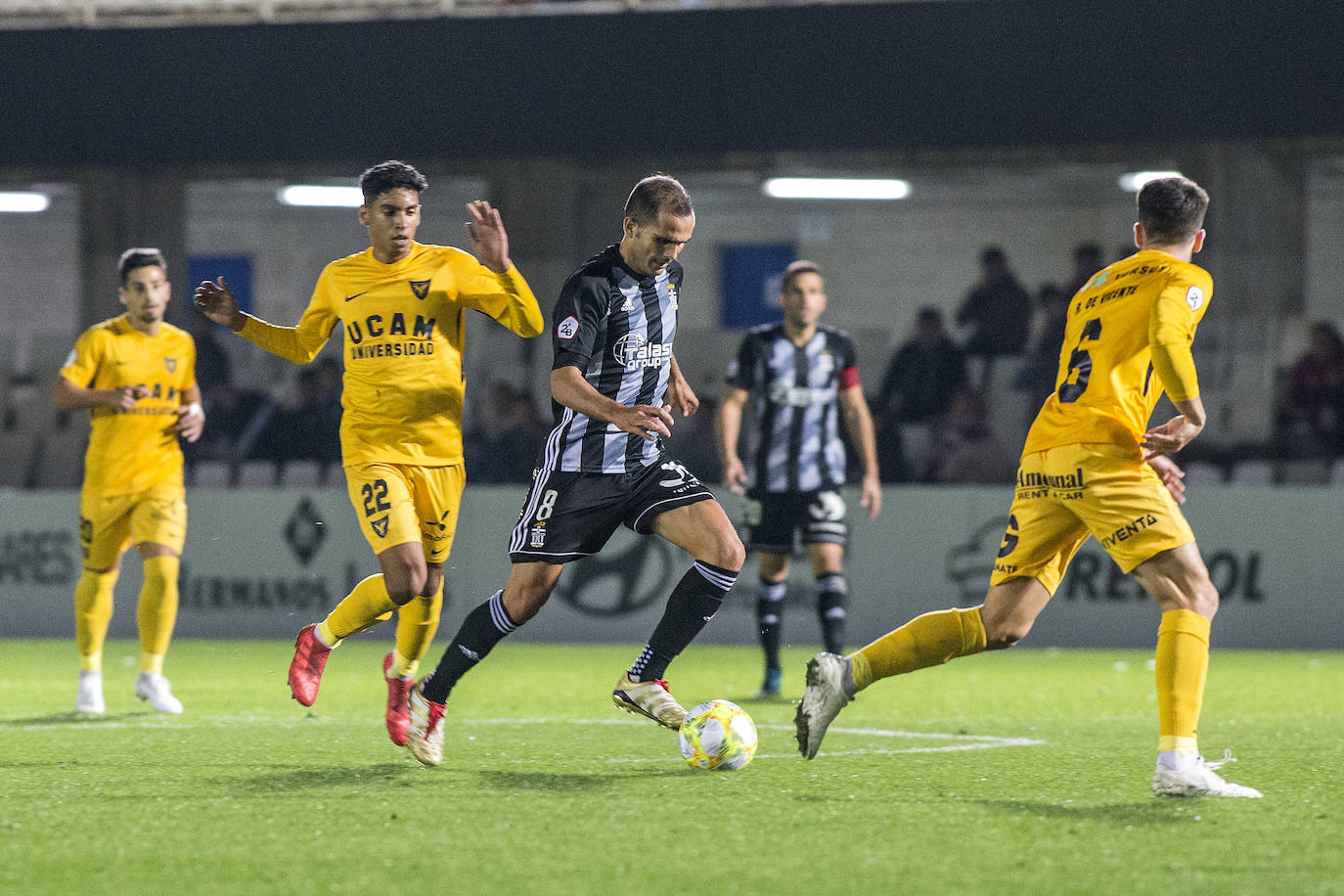 El Cartagena se lleva el partido contra el UCAM Murcia sin demasiada brillantez, pero consigue olvidar su derrota ante el Real Murcia y seguir líder