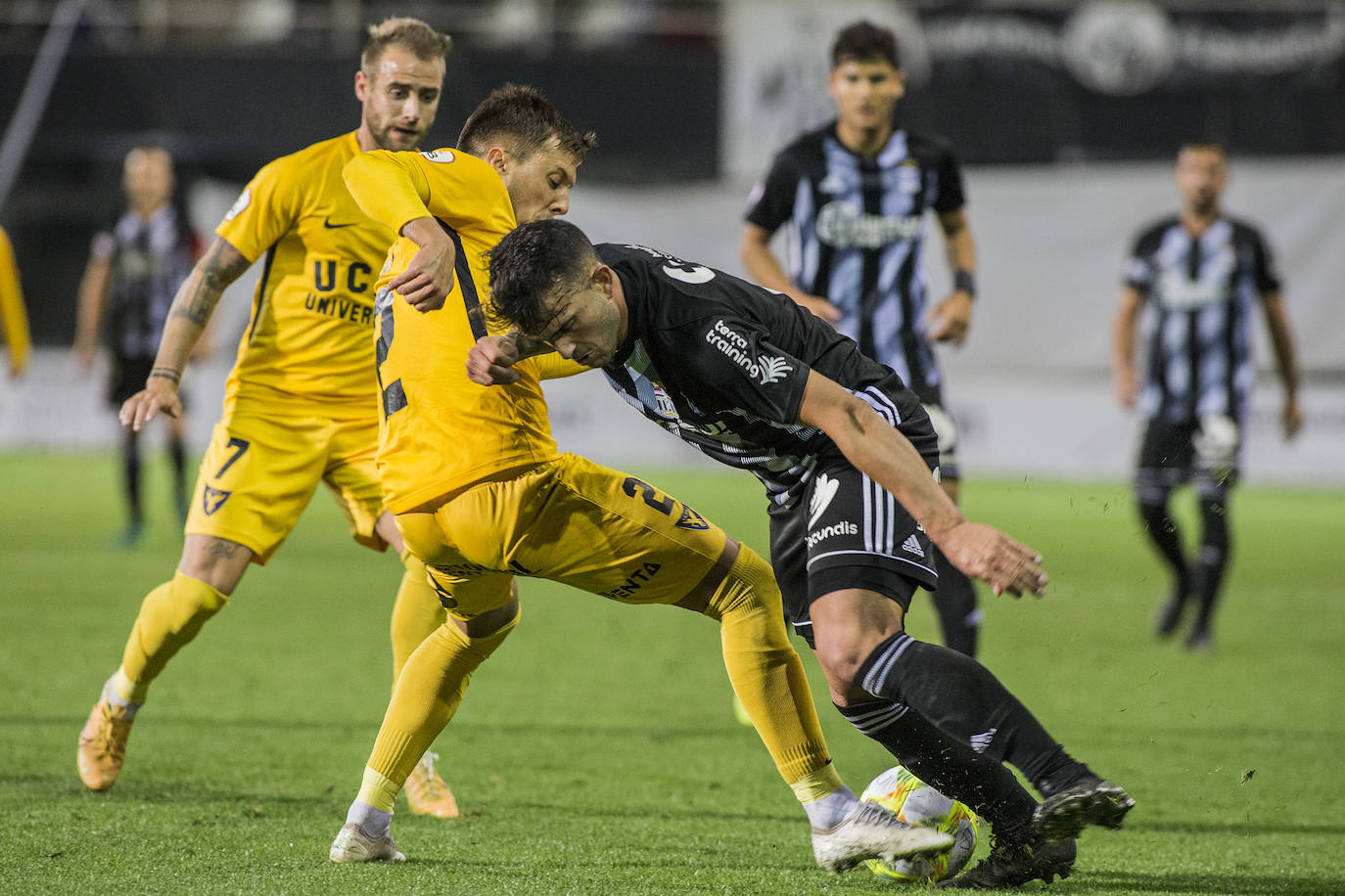 El Cartagena se lleva el partido contra el UCAM Murcia sin demasiada brillantez, pero consigue olvidar su derrota ante el Real Murcia y seguir líder