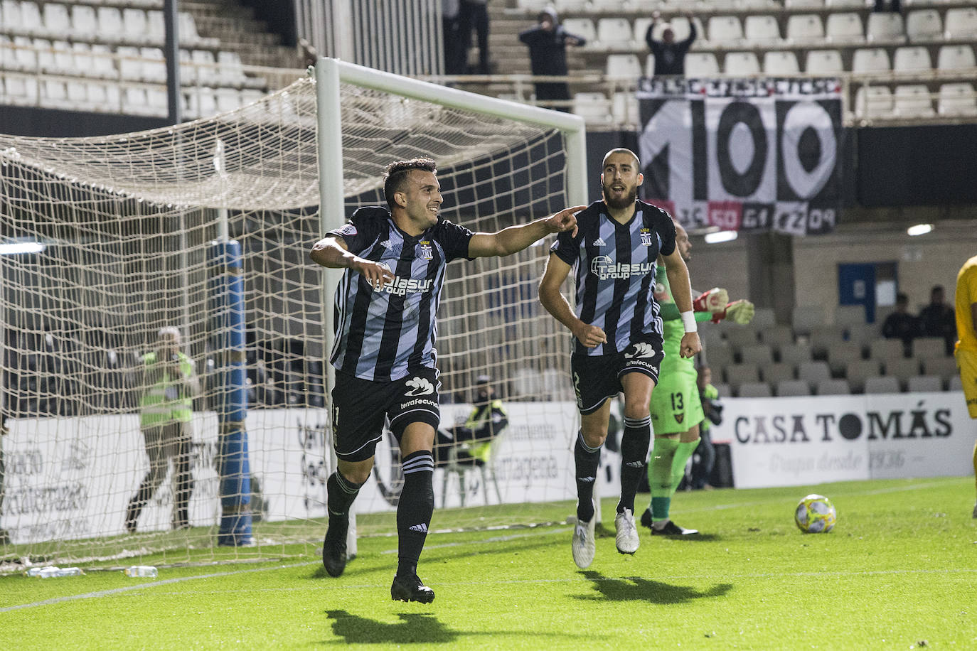 El Cartagena se lleva el partido contra el UCAM Murcia sin demasiada brillantez, pero consigue olvidar su derrota ante el Real Murcia y seguir líder