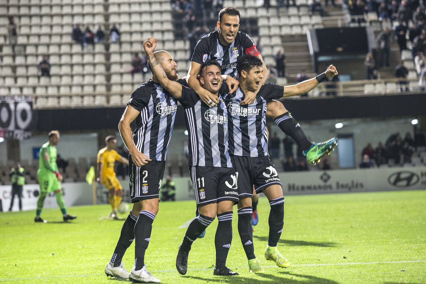 El Cartagena se lleva el partido contra el UCAM Murcia sin demasiada brillantez, pero consigue olvidar su derrota ante el Real Murcia y seguir líder