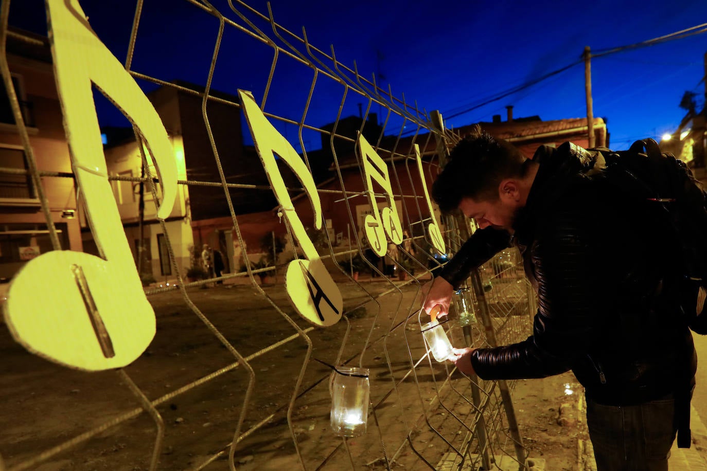 El festival Microacciona finalizó este sábado con un evento que llenó de luz y de actuaciones musicales, artísticas y teatrales el casco antiguo de la localidad