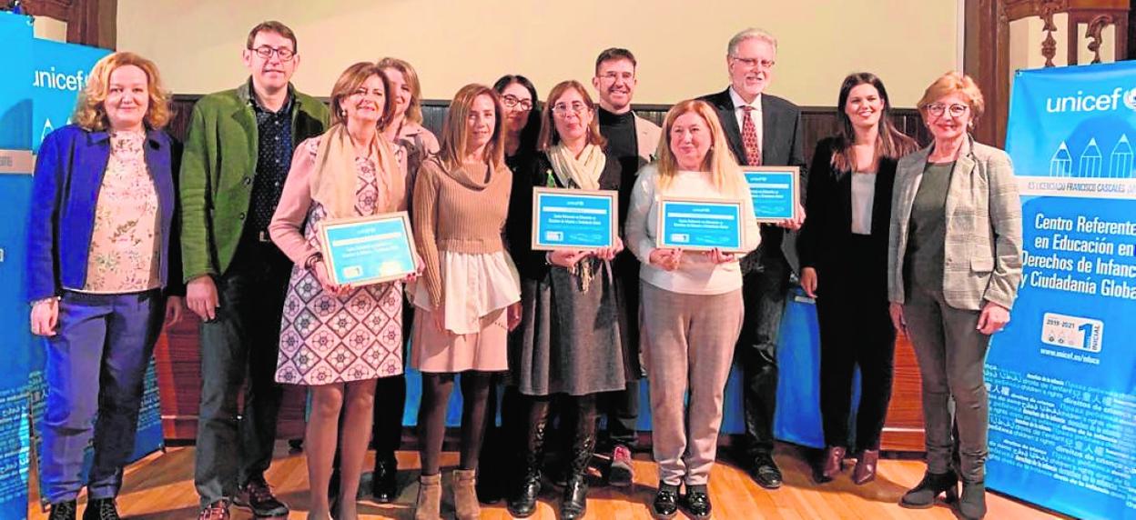 Representantes de los centros y autoridades, tras la entrega de premios. 