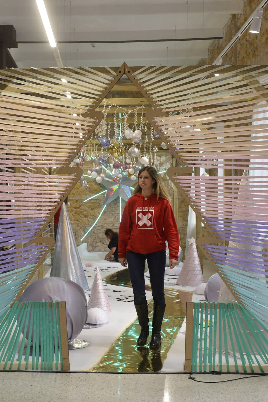 La muestra inaugural durará hasta el 7 de enero y exhibe las creaciones de pintores, escultores y fotógrafos.