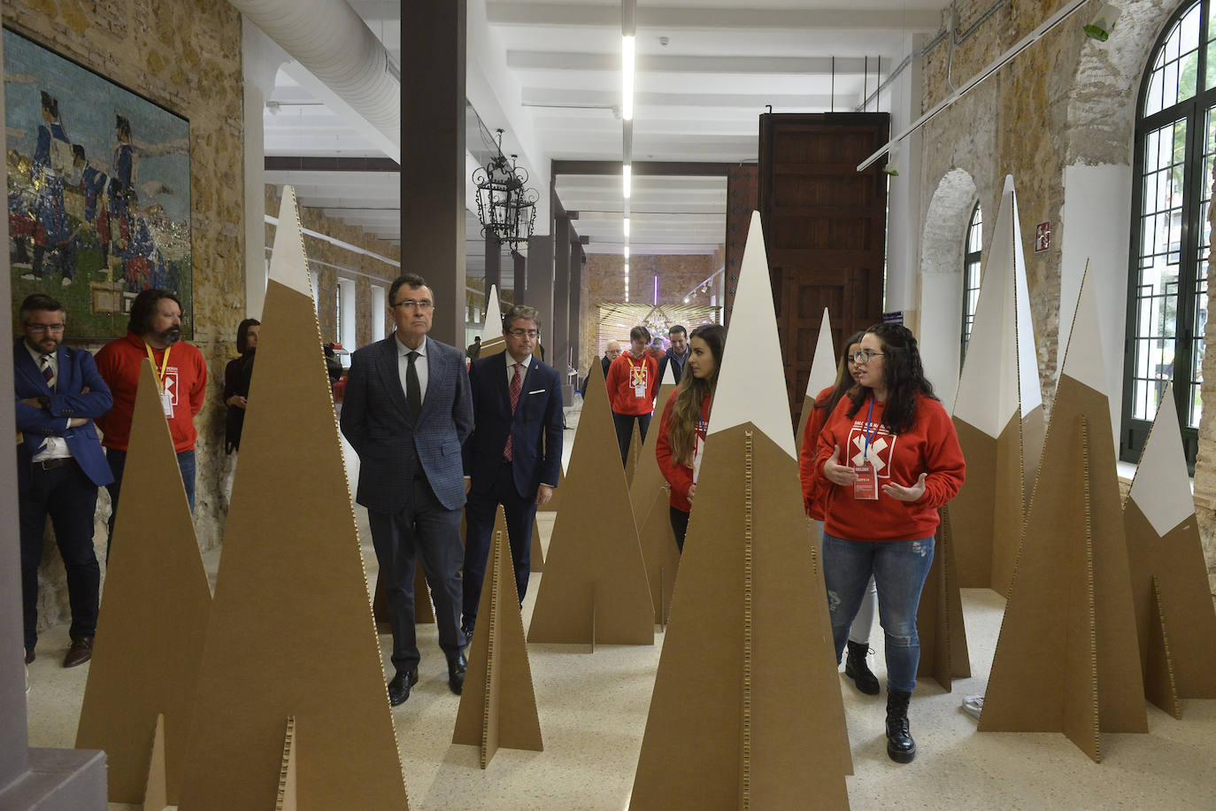 La muestra inaugural durará hasta el 7 de enero y exhibe las creaciones de pintores, escultores y fotógrafos.