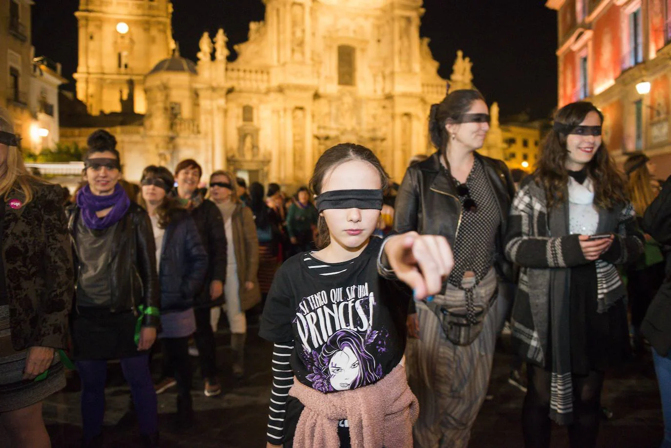 Centenares de mujeres corean en la plaza de Belluga cánticos contra la violencia machista