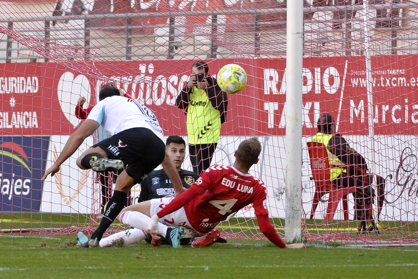 El equipo de Sandroni tira de oficio para llevarse los tres puntos del Enrique Roca, en un duelo en el que los granas no tuvieron ni fútbol ni acierto