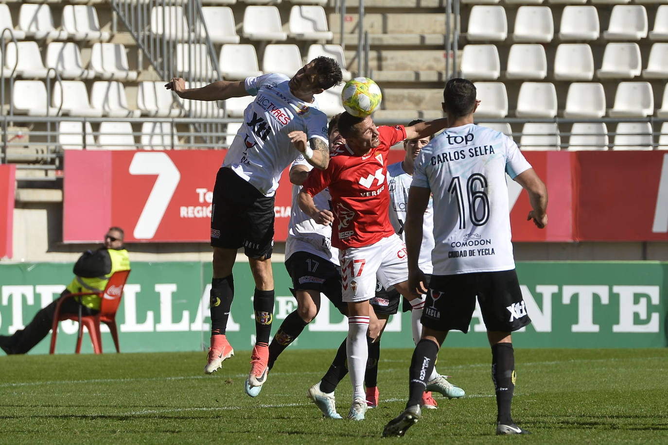 El equipo de Sandroni tira de oficio para llevarse los tres puntos del Enrique Roca, en un duelo en el que los granas no tuvieron ni fútbol ni acierto