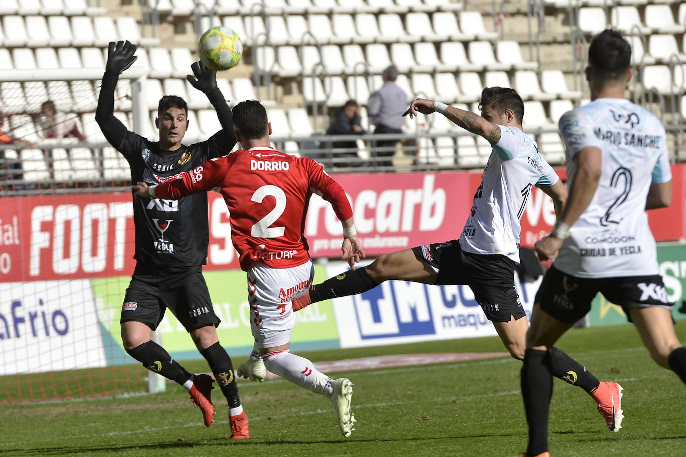 El equipo de Sandroni tira de oficio para llevarse los tres puntos del Enrique Roca, en un duelo en el que los granas no tuvieron ni fútbol ni acierto