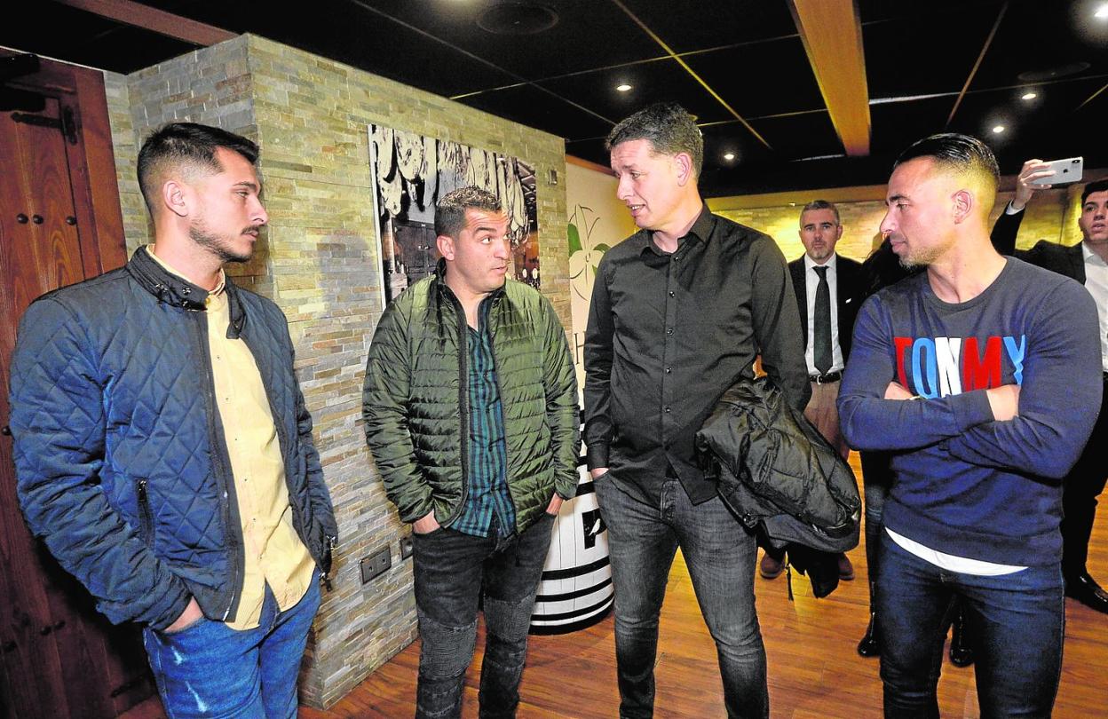 Adrián Hernández y Sandroni, en el centro, charlan en presencia de Armando y Chino, capitanes del Murcia y Yeclano. 