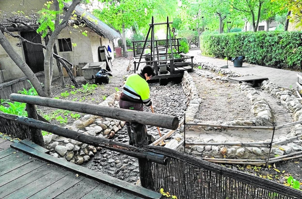 Uno de los operarios municipales en el estanque. 