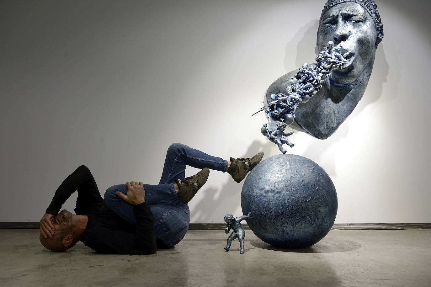 El artista yeclano muestra una colección de esculturas de aluminio