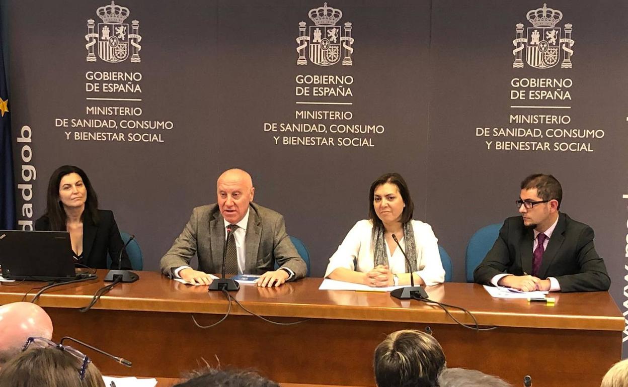 Encarna Guillén (segunda por la derecha), este miércoles en el Ministerio de Sanidad, durante la prestación de los resultados. 