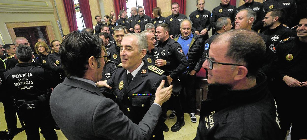 José María Mainar, ayer, recibe las felicitaciones del presidente del TSJ, Miguel Pasqual del Riquelme, arropado por un grupo de agentes. 