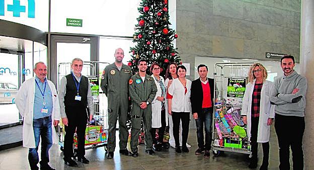 Parte del equipo humano que se encargó de distribuir los juguetes entre los más pequeños. 