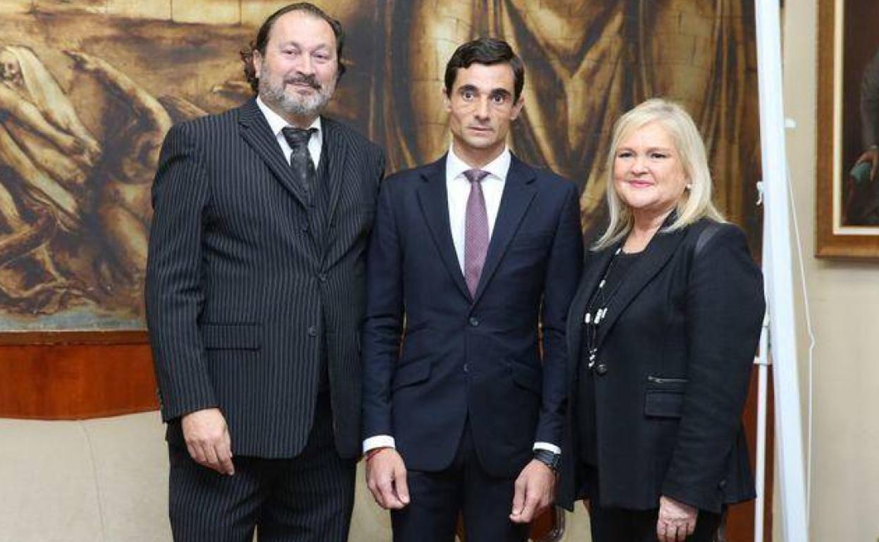 Paco Ureña (centro), este jueves, en la gala de los premios taurinos de la Diputación de Valencia.