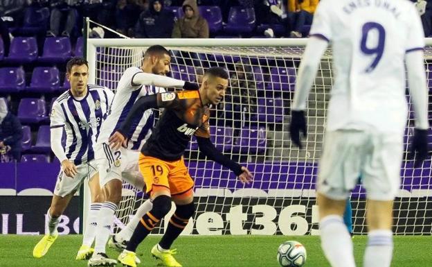 Rodrigo Moreno pugna por un balón entre tres jugadores del Valladolid. 