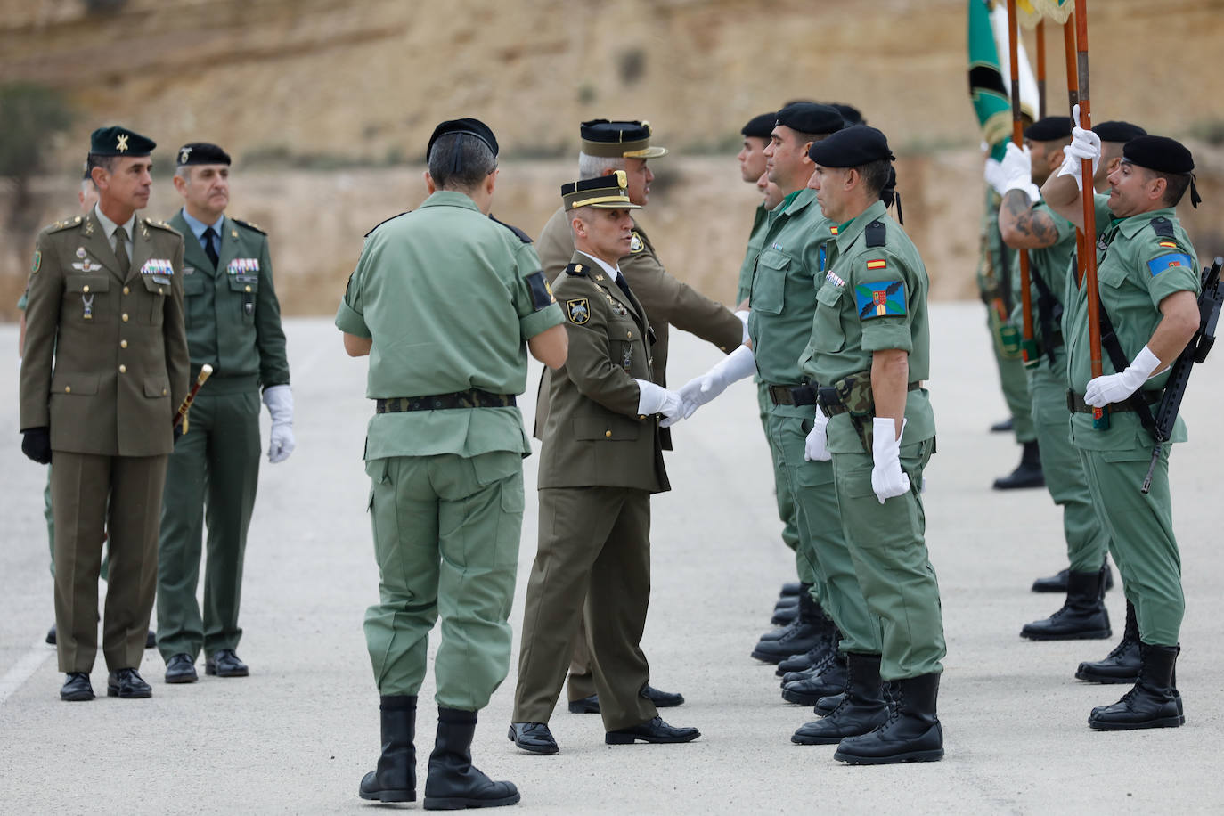 Las instalaciones del acuartelamiento de Santa Bárbara, en la pedanía murciana de Javalí Nuevo, acogieron este viernes la ceremonia de entrega de mando del Regimiento de Infantería 'Zaragoza nº5', en la que tomó posesión del cargo el coronel Francisco Herrera Cruz, que ha venido a reemplazar a José Ruipérez. 