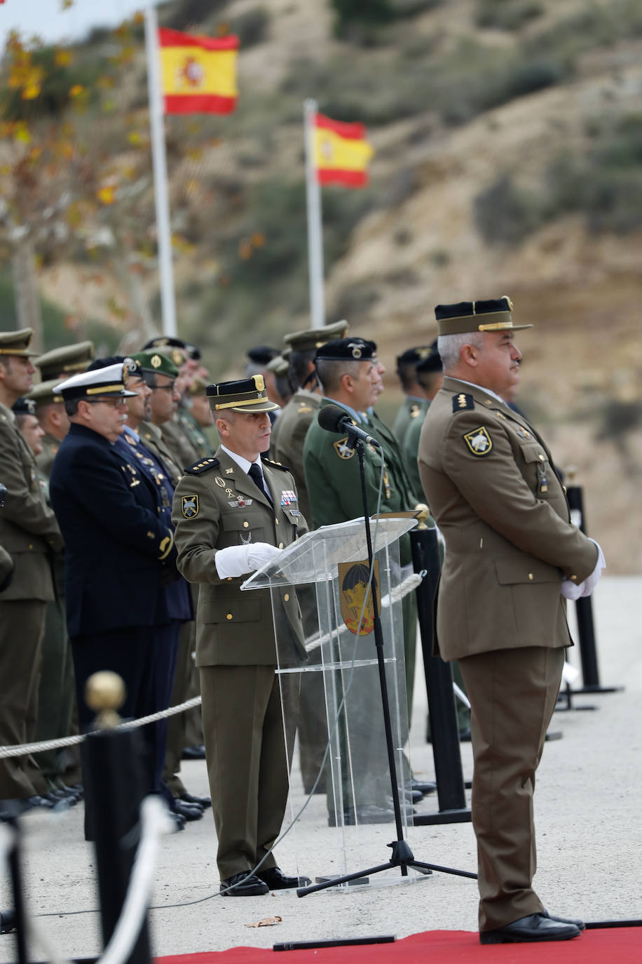 Las instalaciones del acuartelamiento de Santa Bárbara, en la pedanía murciana de Javalí Nuevo, acogieron este viernes la ceremonia de entrega de mando del Regimiento de Infantería 'Zaragoza nº5', en la que tomó posesión del cargo el coronel Francisco Herrera Cruz, que ha venido a reemplazar a José Ruipérez. 