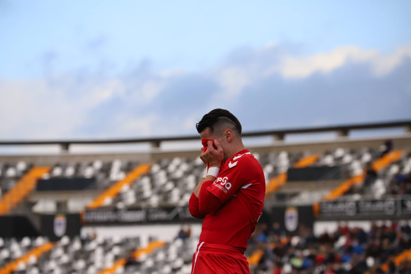 El conjunto grana firma una actuación positiva en el campo del segundo clasificado pero el resultado no le sirve para alejarse del descenso