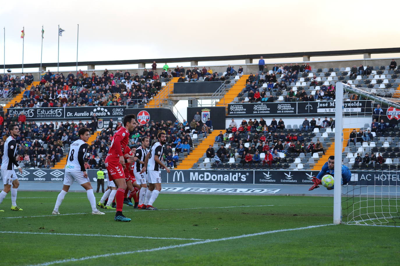 El conjunto grana firma una actuación positiva en el campo del segundo clasificado pero el resultado no le sirve para alejarse del descenso