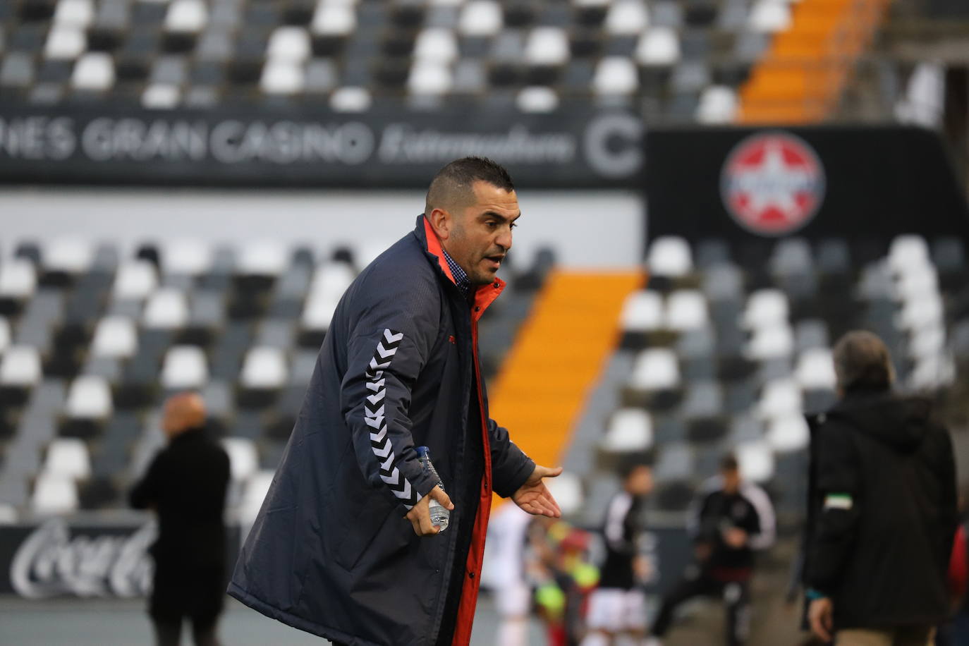 El conjunto grana firma una actuación positiva en el campo del segundo clasificado pero el resultado no le sirve para alejarse del descenso