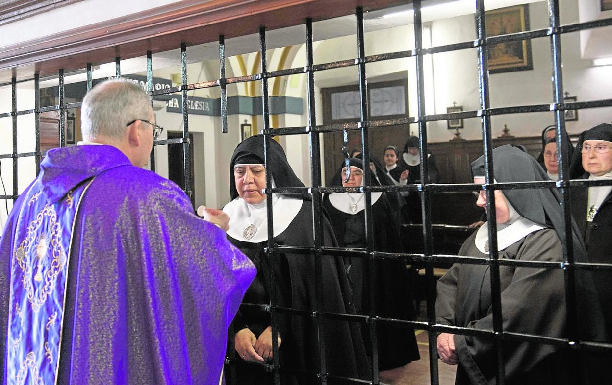 El obispo Sebastián Chico da la comunión a las monjas, ayer, en el convento de la Encarnación. 