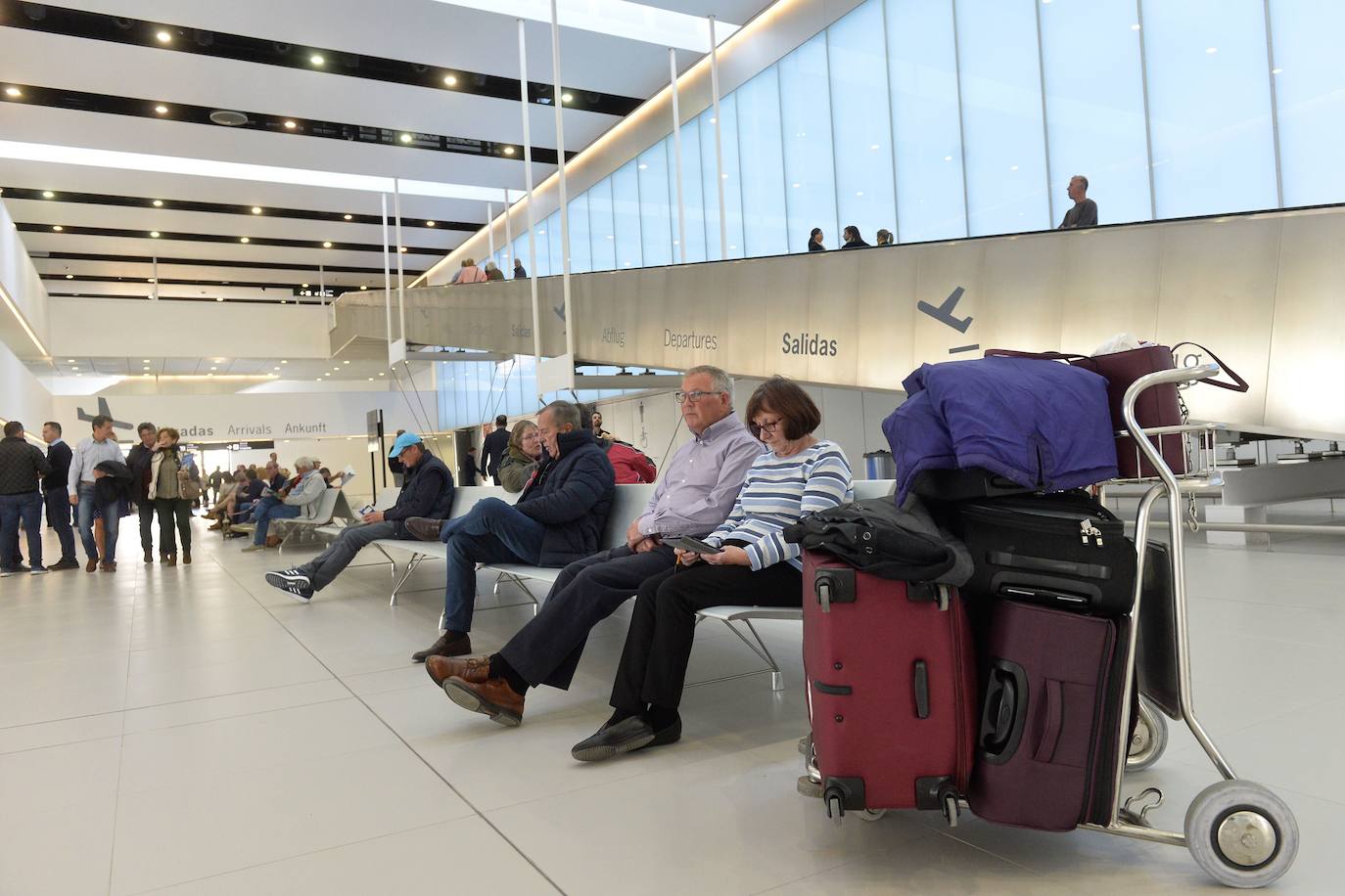 15-01-19. La Región vive una jornada histórica con la inauguración del aeropuerto de Corvera, que nace con la misión de incrementar los 1,3 millones de pasajeros anuales de San Javier. En la imagen, el desembarco del primer vuelo que aterrizó en Corvera, un Boeing 737 de Ryanair procedente de East Midlands (Reino Unido), al mando de dos pilotos murcianos. :: NACHO GARCÍA / AGM