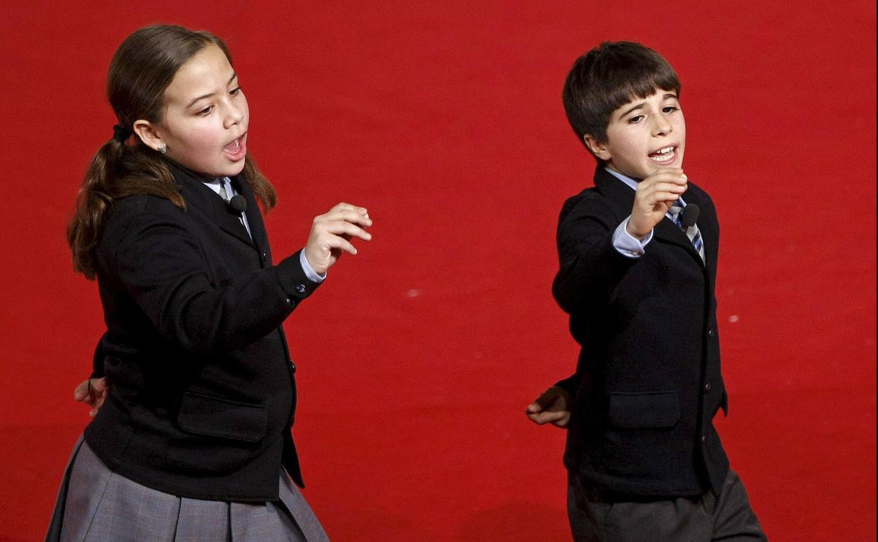 Imagen de archivo de dos niños de San Ildefonso.