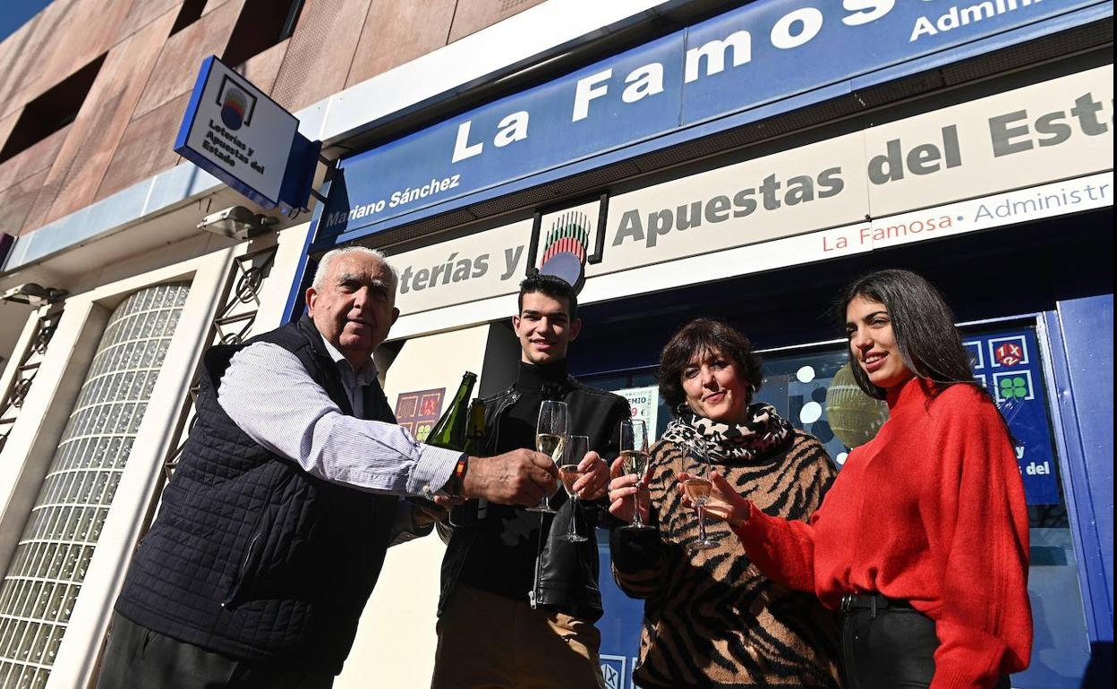 Los propietarios de la administración n4 de Torrejón de Ardoz, celebran haber repartido el primer premio del sorteo extraordinario de la lotería del Niño.
