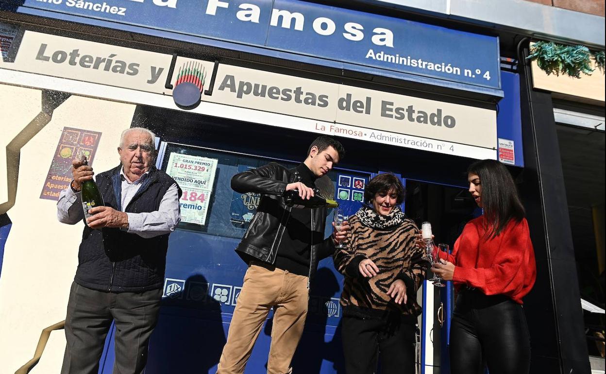 Los propietarios de la administración n4 de Torrejón de Ardoz, celebran haber repartido el primer premio del sorteo extraordinario de la lotería del Niño.