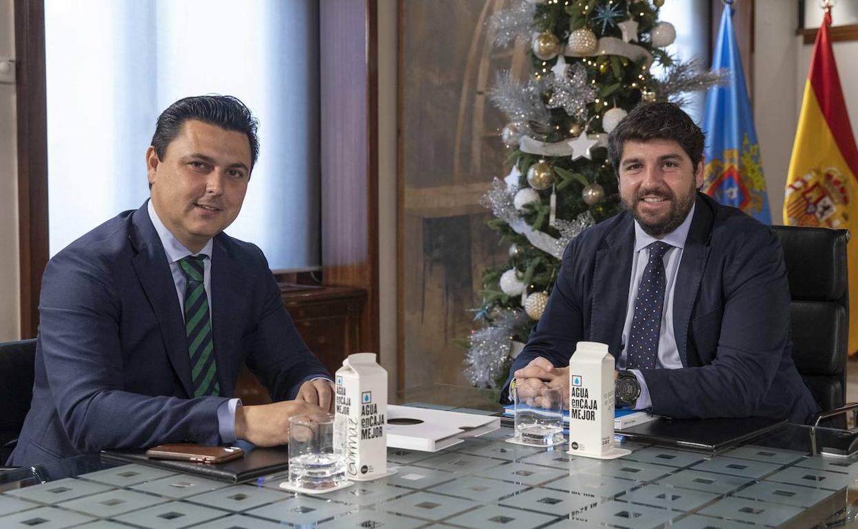 José Miguel Luengo y López Miras, este lunes, durante una reunión.