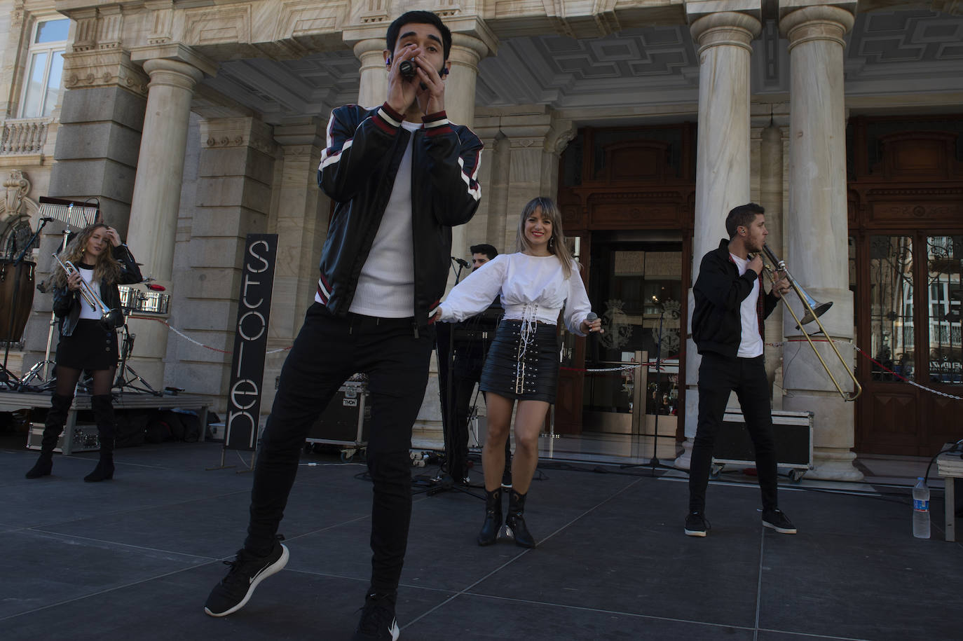 Miles de personas tomaron las calles este martes desde la hora de comer para celebrar la Nochebuena junto a familiares y amigos